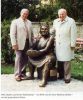 Heiner Riedenbacher, ein Neffe von Horst Wolfram Geißler, posiert zusammen mit Bürgermeister Willi Stadler vor der „Fischerin“, die vom Schriftsteller gestiftet wurde